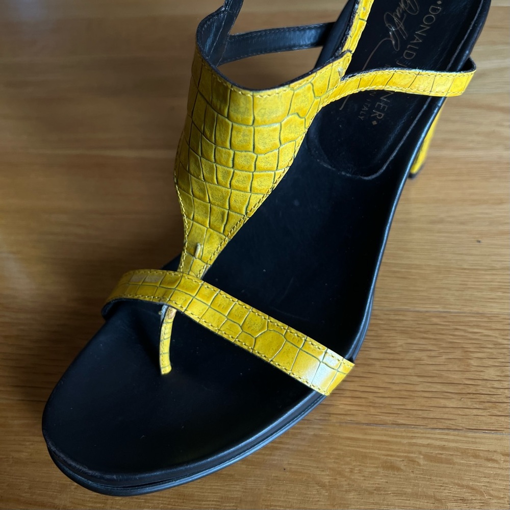 Donald Pliner Yellow Croc Thong Heels Size 9
